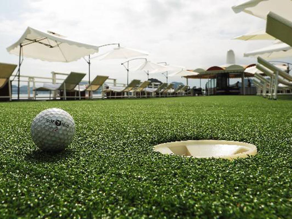 starlight cruises offers to play golf on cruise in halong bay