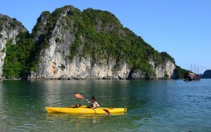 kayaking-halong bay cruise tour