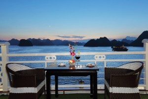 sunset view of halong bay from dining table of halong cruise