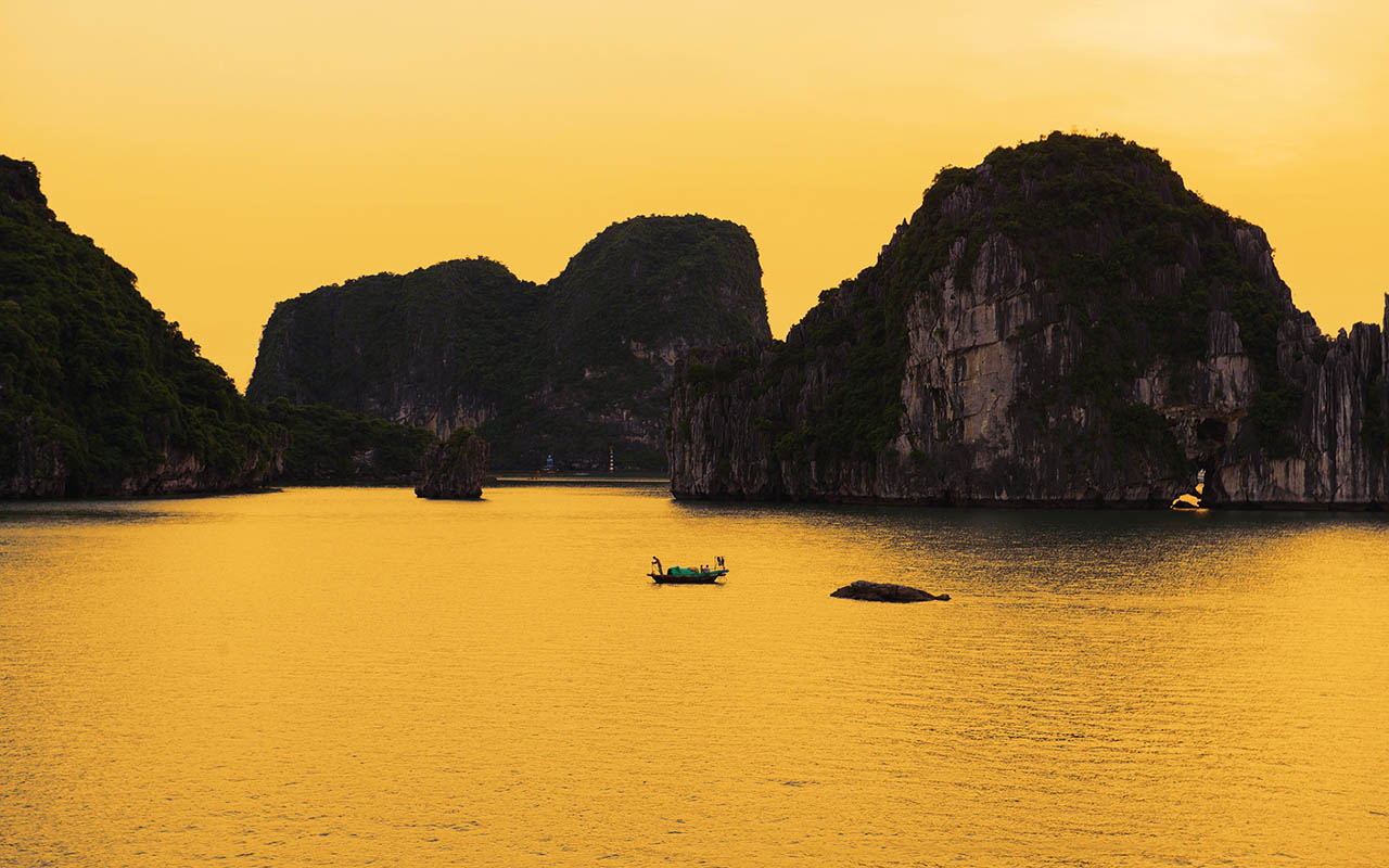 halong bay cruise view