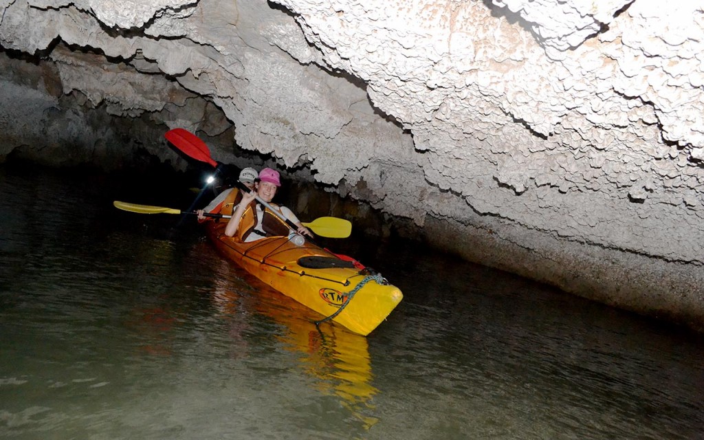 kayaking in halong bay cruise tour